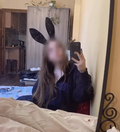 Laura, 19